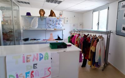Montando la tienda de disfraces en comercio