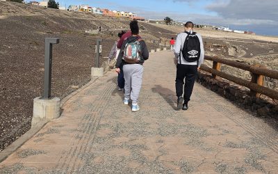 Caminata por la Av. de Taliarte