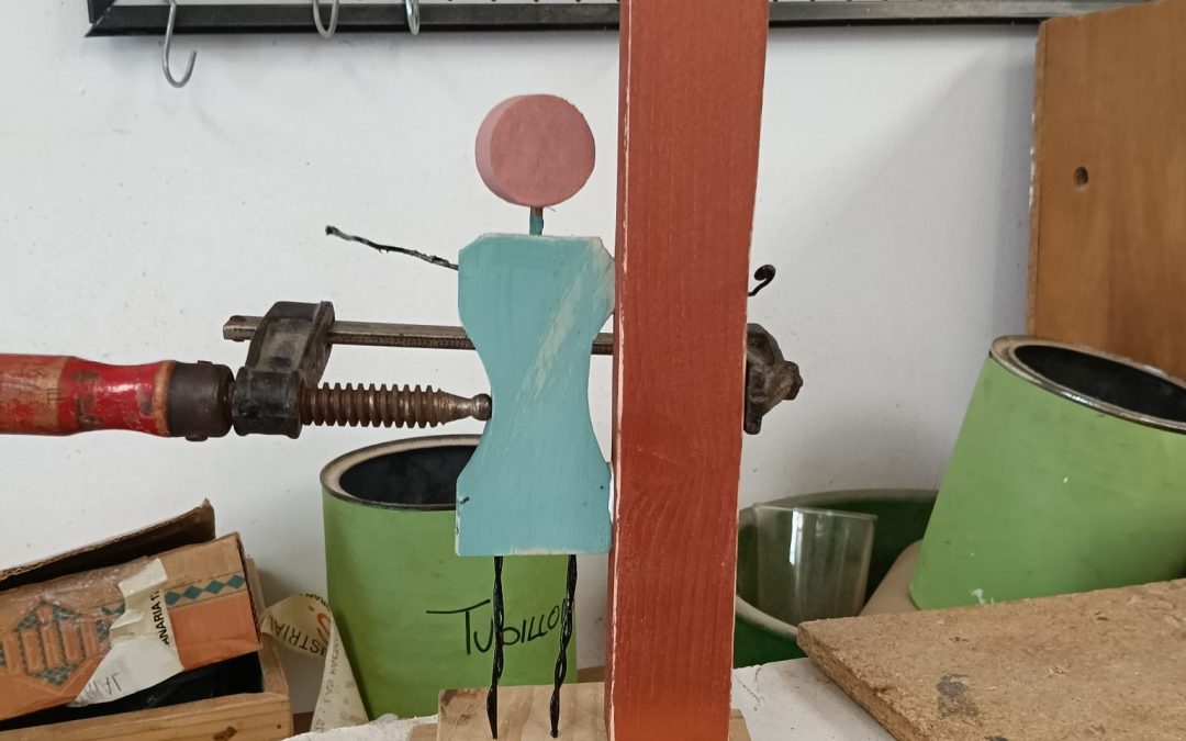 Trabajamos en el montaje de las piezas del surfista de madera