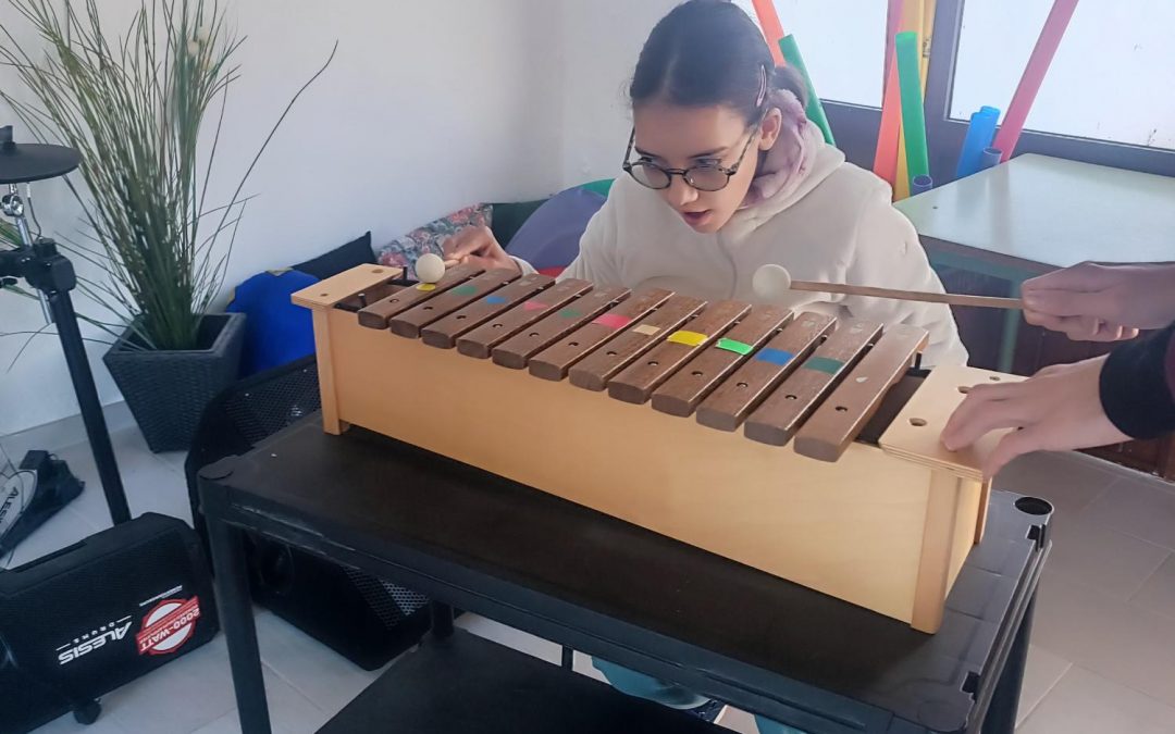 Primaria se familiariza con los instrumentos musicales