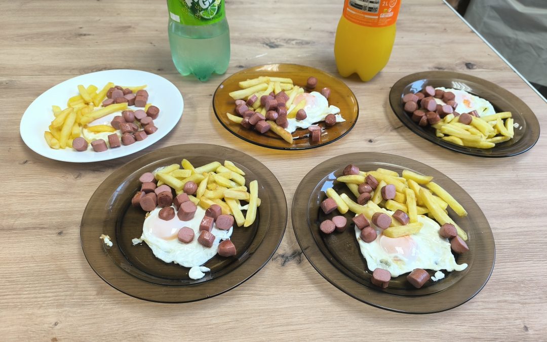 Papas fritas, huevos y salchichas