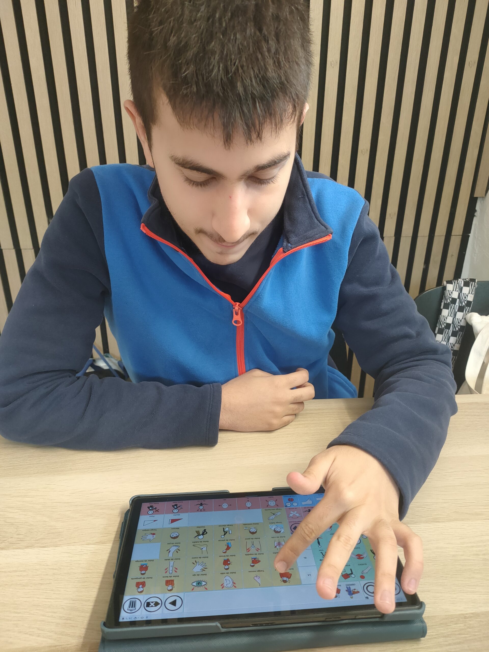 logopedia civitas comunicador Saac